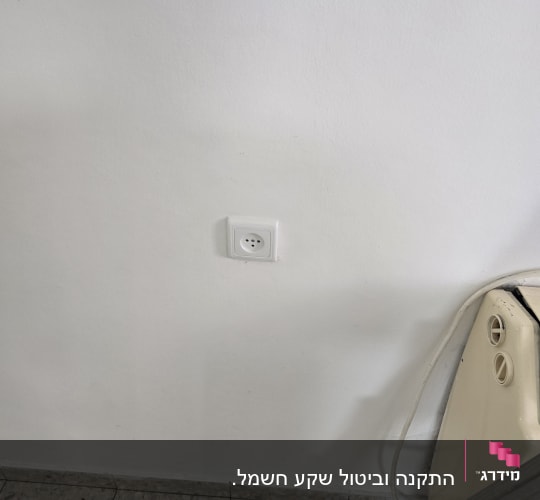 שקע חשמל על קיר ליד סולם